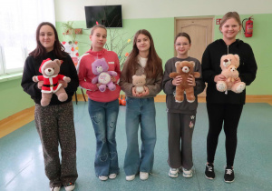 Uczniowie klasy szóstej ze swoimi pluszowymi misiami.