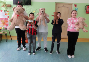 Klasa piąta ze swoimi ulubionymi pluszakami.