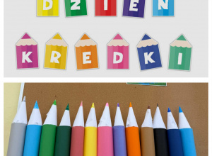 Napis Dzień Kredki oraz duże papierowe, kolorowe kredki wykonane przez dzieci z okazji Dnia Kredki.