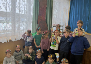 Dzieci z grupy Żabki z opaskami misiowymi na głowie.