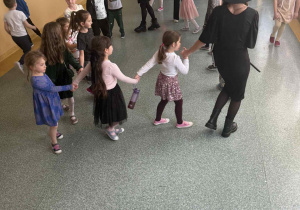 Dzieci przedszkolne tańczą z wróżkami.