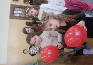 Uczennice podczas wróżby z balonami.