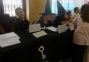 Stolik z wróżbami uczennic klasy piątej.