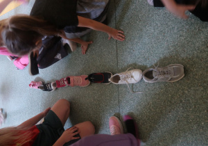 Wróżba- układanie butów przez dzieci.