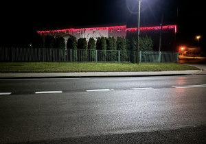 Budynek szkoły podświetlony na czerwono.