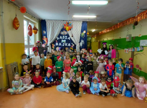Zdjęcie grupowe wszystkich przedszkolaków w Dniu Postaci z Bajek.
