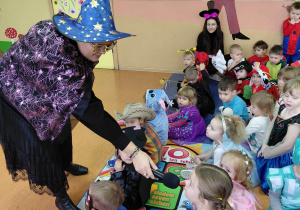 Pani Karolina w stroju Wróżki rozmawia z dziećmi o roli bajek.