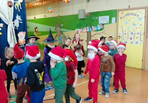 Chłopcy z grupy Promyczki w trakcie przedstawienia w roli Krasnoludków.