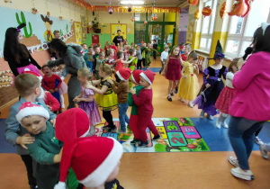 Bajkowe pląsy wszystkich przedszkolaków na korytarzu przedszkolnym.