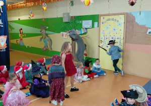 Scenka z przedstawienia: Myśliwy ratuje Babcie i Czerwonego Kapturka przed Wilkiem.