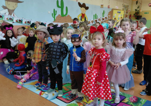 Przedszkolaki prezentują swoje bajkowe stroje.