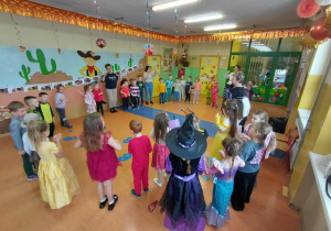 Zabawa w kole "Kaczuszki" w Dniu Postaci z Bajek.