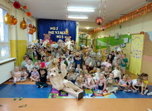 Dzień Pluszowego Misia - zdjęcie grupowe wszystkich przedszkolaków z Pluszowymi Misiami i Misiem Gregorym.