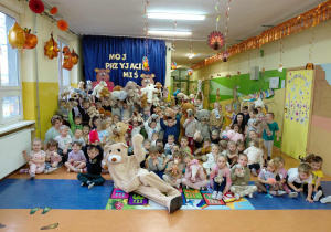 Dzień Pluszowego Misia - zdjęcie grupowe wszystkich przedszkolaków z Pluszowymi Misiami i Misiem Gregorym.