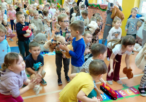 . Taniec z Pluszowym Misiem - zabawa muzyczno-ruchowa przedszkolaków w Dniu Pluszowego Misia.