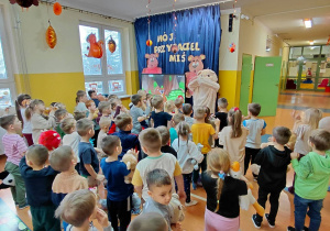 Miś Gregory prowadzi zabawę "Mały Miś" dla wszystkich przedszkolaków.