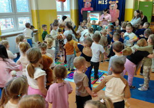 Zabawa integracyjna wszystkich grup przedszkolnych "Powitajmy się jak Misie".