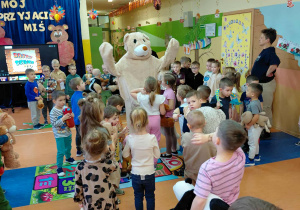 Miś Gregory odwiedził przedszkolaki w Dniu Pluszowego Misia.