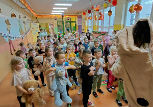 Miś Gregory przedstawia się wszystkim przedszkolakom i opowiada o Dniu Pluszowego Misia.