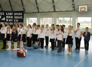 Uczniowie z ręką na sercu przysięgający miłość do ojczyzny.