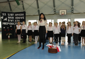 Pani Dyrektor Szkoły Agata Ewa Ostalska przemawiająca do zgromadzonych.