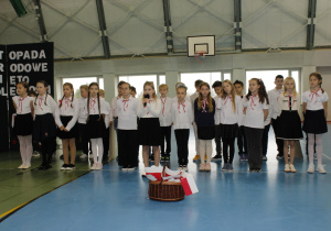 Uczennica śpiewająca utwór pt. „Co to jest niepodległość?”.