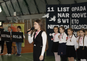 Uczennica śpiewająca utwór „Ojczyzno ma …”.