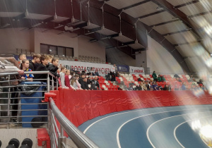 Uczniowie na hali lekkoatletycznej.