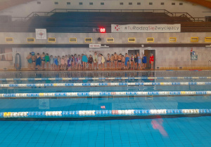 Grupa uczniów na basenie.