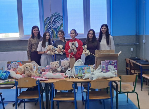 Pedagog specjalny oraz psycholog wraz z uczennicami klasy VIII b prezentują zebrane rzeczy od uczniów naszej szkoły dla dzieci do łódzkich szpitali z oddziałami dziecięcymi.