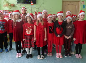 Uczniowie klasy trzeciej ubrani na czerwono.