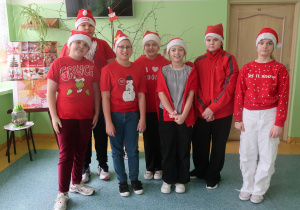 Chłopcy i dziewczynki z klasy piątej w czapkach Mikołaja.