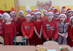 Klasa pierwsza w mikołajkowych strojach.