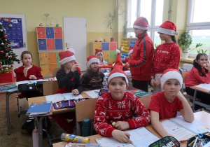 Dziewczynki z Samorządu Uczniowskiego częstują uczniów klasy trzeciej zdrowymi przekąskami.