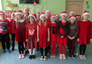 Uczniowie klasy trzeciej ubrani na czerwono.