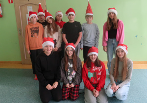 Klasa szósta w czapkach Mikołaja.