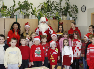Mikołajkowy klimat w klasie II - zdjęcie klasowe uczniów z wyjątkowymi gośćmi.