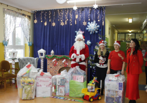 Św.Mikołaj z panią Dyrektor Agatą Ewą Ostalską i Zastępcą Wójta panią Iwoną Łuszcz-Krawczyk z prezentami dla dzieci z oddziałów przedszkolnych.