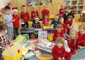 Dzieci z grupy Kamyczki z prezentami otrzymanymi dla grupy od św. Mikołaja.