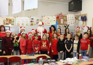 Zdjęcie grupowe klasy III B ze św. Mikołajem, Zastępcą Wójta panią Iwoną Łuszcz- Krawczyk oraz panią Dyrektor Szkoły Agatą Ewą Ostalską.