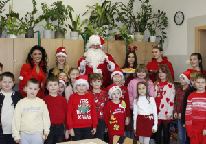 Mikołajkowy klimat w klasie II - zdjęcie klasowe uczniów z wyjątkowymi gośćmi.