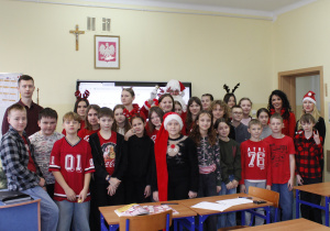 Klasa V - zdjęcie grupowe z św. Mikołajem, panią Dyrektor Szkoły, Zastępca Wójta i wychowawcą.