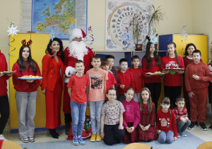 Mikołajki w klasie III A - zdjęcie grupowe.