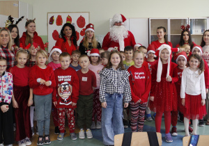 Wizyta św. Mikołaja, pani Dyrektor Szkoły i Zastępcy Wójta w klasie I.