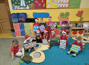 Grupa Słoneczka z zapakowanymi prezentami.