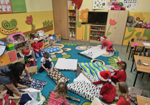 Dzieci z grupy Słoneczka podczas pakowania prezentów.