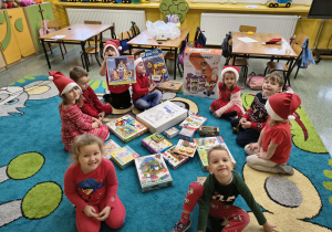 Grupa Słoneczka z rozpakowanymi prezentami.