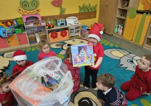 Grupa Słoneczka podczas rozpakowywania worka z prezentami.