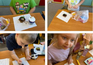 Dzieci wyciskają lukier ze specjalnych pisaków do dekoracji.