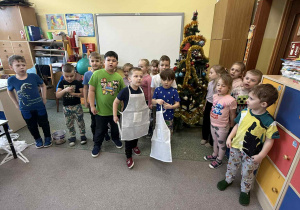 Dzieci przy udekorowanej samodzielnie choince.